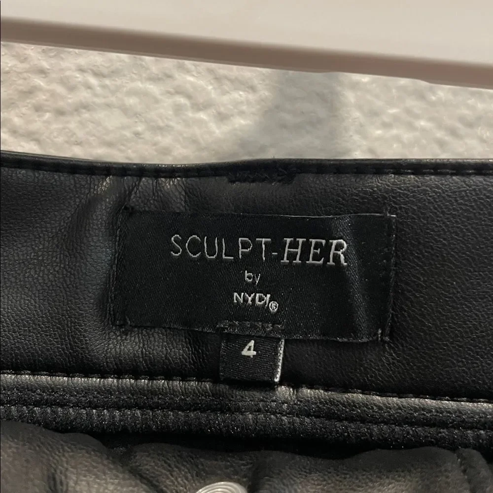 NEW NYDJ Sculpt-Her Black Faux Leather 5 Pocket Skirt Size 4